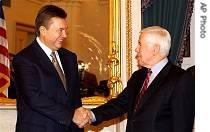 Viktor Yanukovych (l) meets U.S. Senate Foreign Relations Committee Chairman Sen. Richard Lugar